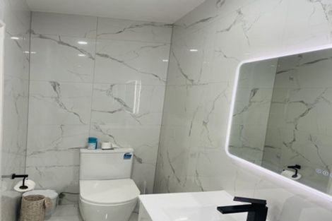 Photo of property in 7d Babich Road, Henderson Valley, Auckland, 0614