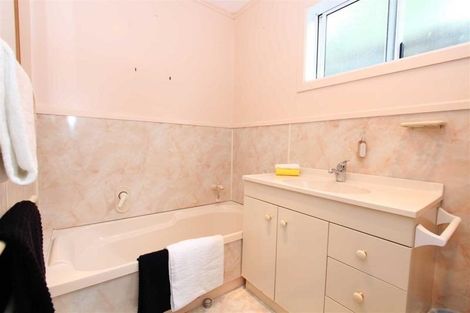 Photo of property in 10 Miles Crescent, Newlands, Wellington, 6037