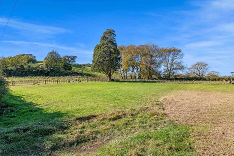 Photo of property in 44 Rawhitiroa Road, Eltham, 4322