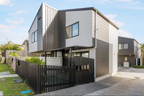 Photo of property in 2/4 Harry Ward Place, Henderson, Auckland, 0610