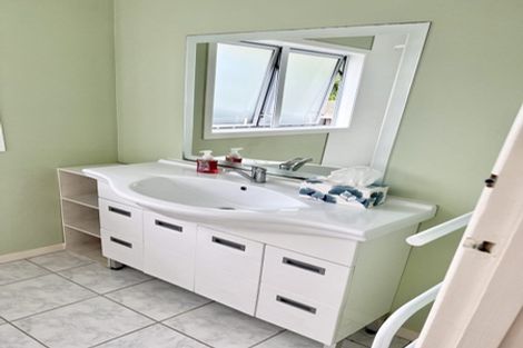Photo of property in 8 Border Road, Henderson, Auckland, 0612