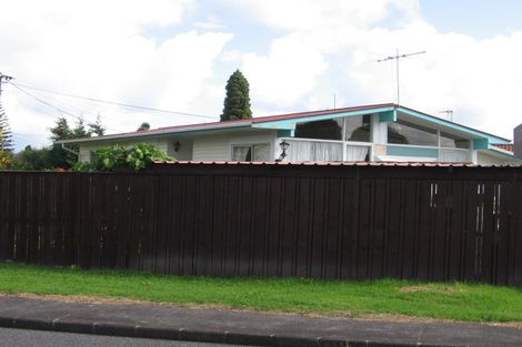 Photo of property in 2 Kaumatua Place, Te Atatu Peninsula, Auckland, 0610