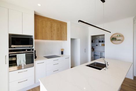 Photo of property in 32 Te Piriti Road, One Tree Point, 0118