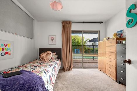 Photo of property in 10 Porter Avenue, Te Atatu South, Auckland, 0610