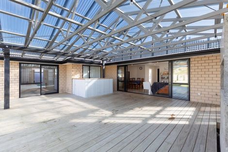 Photo of property in 17 Cyprus Place, Fitzherbert, Palmerston North, 4410