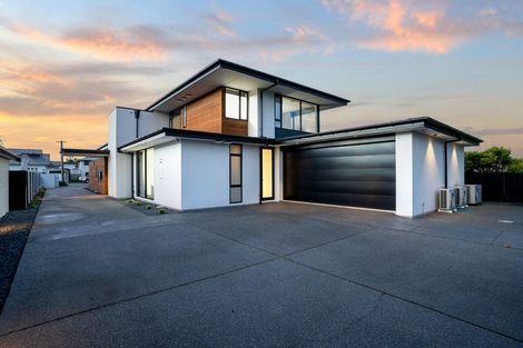 Photo of property in 49 Saint Andrews Square, Strowan, Christchurch, 8052