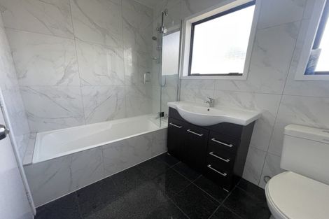 Photo of property in 95 Hobsonville Road, West Harbour, Auckland, 0618