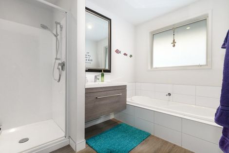 Photo of property in 32 Fairfax Crescent, Pyes Pa, Tauranga, 3112