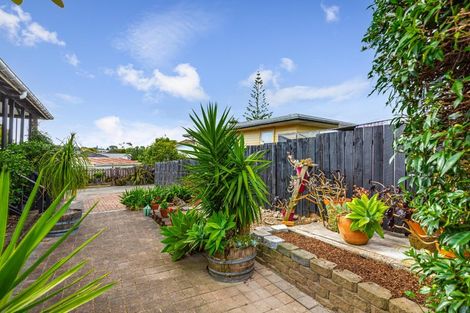 Photo of property in 18 Ashbourne Place, Glendene, Auckland, 0602