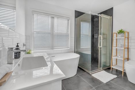 Photo of property in 109 Target Road, Totara Vale, Auckland, 0629