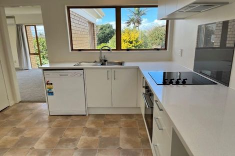 Photo of property in 12 Prince Regent Drive, Half Moon Bay, Auckland, 2012