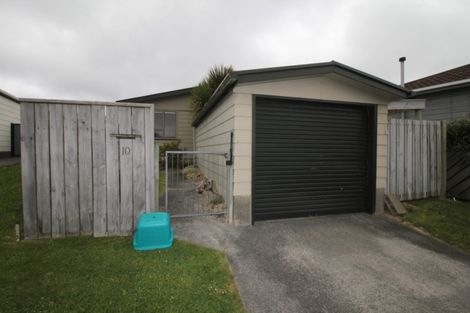 Photo of property in 10 Bayswater Place, Newlands, Wellington, 6037