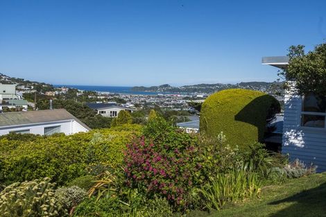 Photo of property in 70 Nevay Road, Karaka Bays, Wellington, 6022