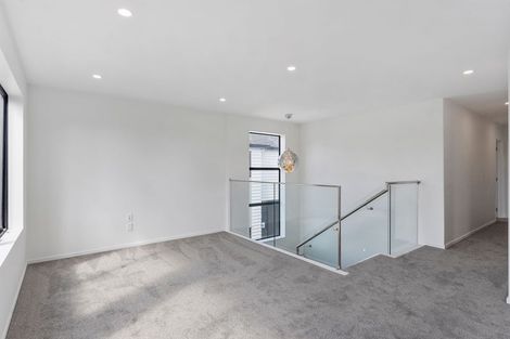 Photo of property in 101a Beach Road, Te Atatu Peninsula, 0610