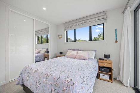 Photo of property in 28 John Dee Crescent, Red Beach, 0932