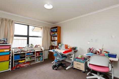 Photo of property in 5 Nevada Way, Kelvin Grove, Palmerston North, 4414