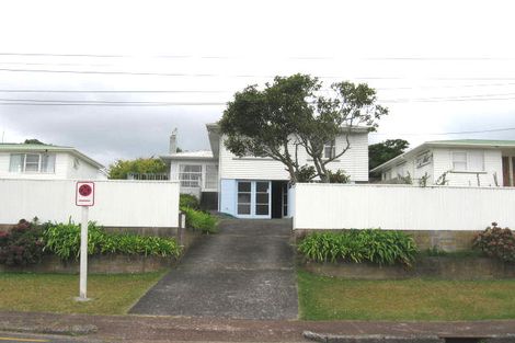 Photo of property in 15 Trinidad Road, Sunnynook, Auckland, 0620