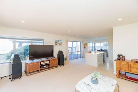 Photo of property in 27 Tamworth Crescent, Newlands, Wellington, 6037