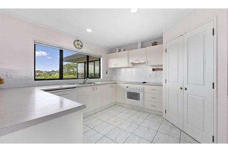 Photo of property in 2/37 Woodlands Crescent, Browns Bay, Auckland, 0630