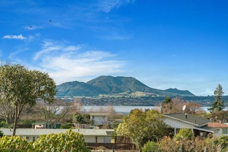 Photo of property in 2 Earle Place, Acacia Bay, Taupo, 3330