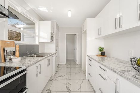 Photo of property in 18 Beazley Avenue, Paparangi, Wellington, 6037
