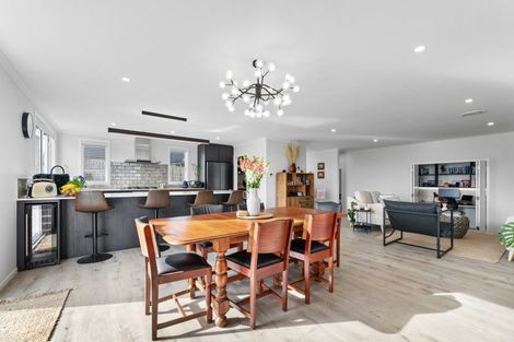 Photo of property in 32 Omahuru Road, Glenbrook, 2681