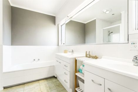 Photo of property in 11 Dawn Place, Te Atatu South, Auckland, 0610