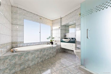 Photo of property in 8a Oteha Valley Road, Northcross, Auckland, 0632