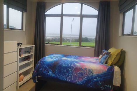 Photo of property in 10 Longbush Road, Te Atatu Peninsula, Auckland, 0610