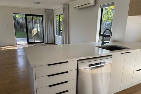 Photo of property in 12 Atlantis Place, Totara Vale, Auckland, 0629