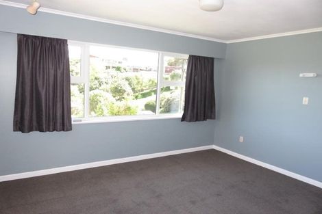 Photo of property in 16 Omega Street, Newlands, Wellington, 6037