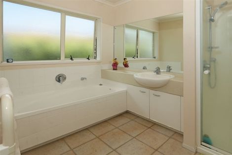 Photo of property in 10 Hillwell Drive, Henderson, Auckland, 0612