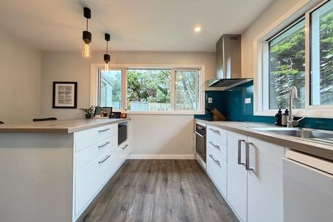 Photo of property in 98 Glanmire Road, Newlands, Wellington, 6037