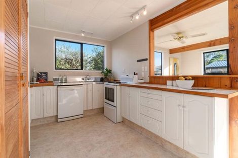 Photo of property in 16 Taikata Road, Te Atatu Peninsula, Auckland, 0610