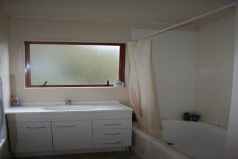 Photo of property in 28 Chilcott Road, Henderson, Auckland, 0612