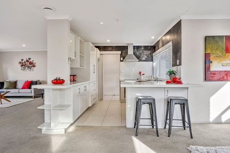 Photo of property in 13 Bridgehead Cove, West Harbour, Auckland, 0618