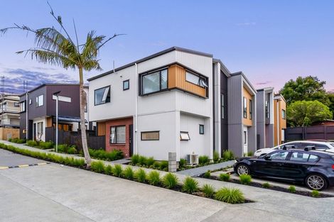 Photo of property in 10 Don Oliver Lane, Glen Eden, 0602
