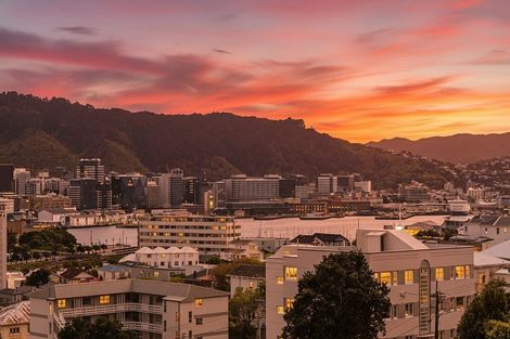 Photo of property in Kingsgate Flats, 10 Austin Street, Mount Victoria, Wellington, 6011