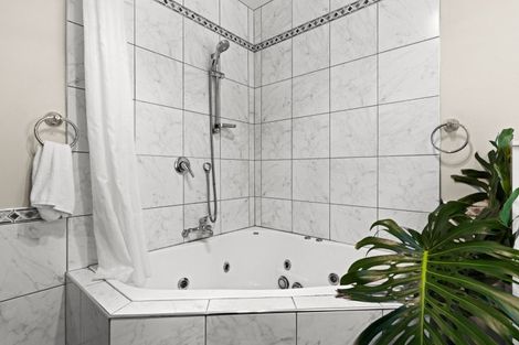 Photo of property in 18 Hukarere Road, Bluff Hill, Napier, 4110