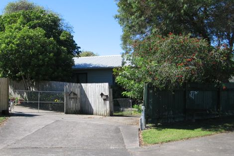 Photo of property in 11 Kayle Glen, West Harbour, Auckland, 0618