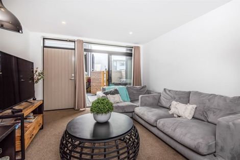 Photo of property in 3/15 Chivalry Road, Glenfield, Auckland, 0629