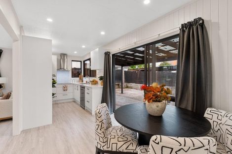 Photo of property in 15 Vina Place, Massey, Auckland, 0614