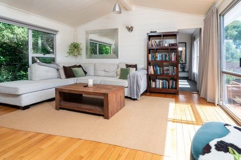 Photo of property in 13 Thurleigh Grove, Karori, Wellington, 6012