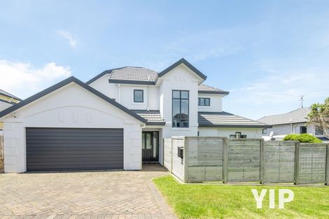Photo of property in 5 Bennett Grove, Newlands, Wellington, 6037