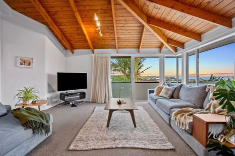 Photo of property in 556 Beach Road, Rothesay Bay, Auckland, 0630