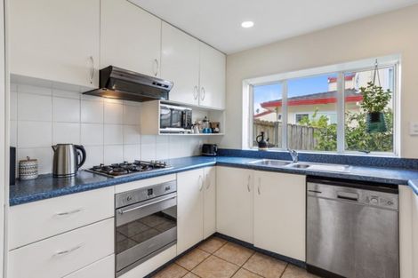 Photo of property in 18 Tyrico Close, Unsworth Heights, Auckland, 0632