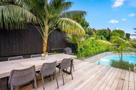 Photo of property in 556 Beach Road, Rothesay Bay, Auckland, 0630