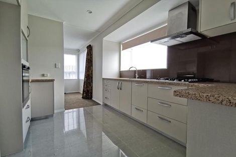 Photo of property in 12 Evesham Place, Newlands, Wellington, 6037