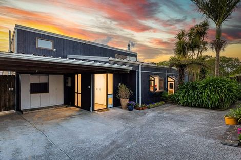 Photo of property in 8 Gregg Place, Sunnyvale, Auckland, 0612