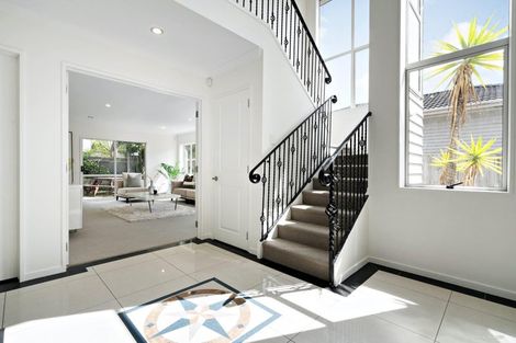 Photo of property in 11a Gerwyn Place, Pakuranga Heights, Auckland, 2010